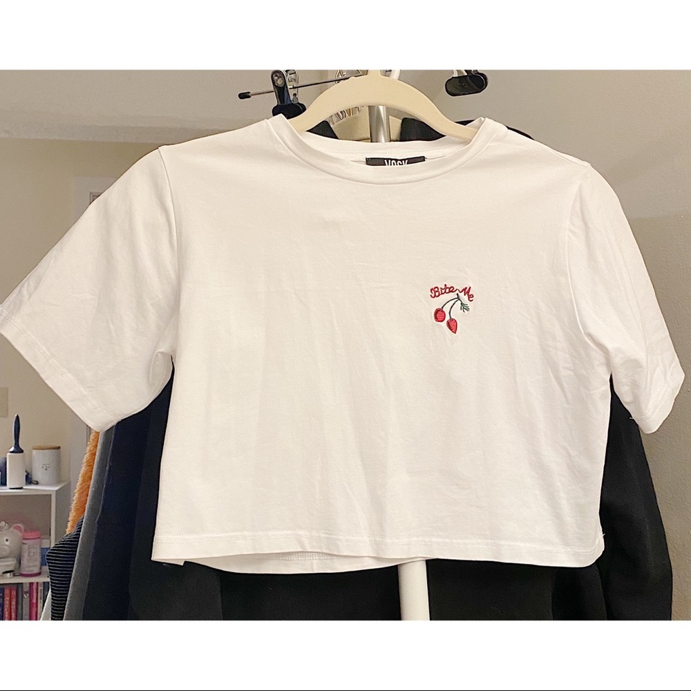 Cropped T-Shirt White with Red Berries